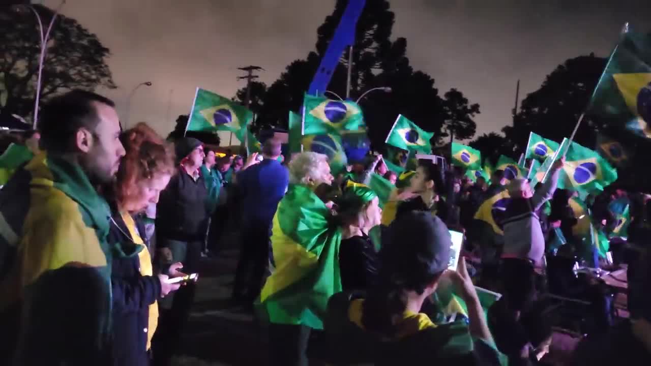 Manifestação assistindo aos vídeos do exército em Curitiba