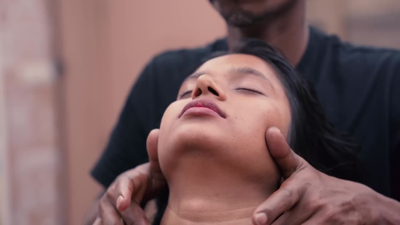 Master Cracker Hot Oil Intense Head Massage and Neck Cracking _ Indian Massage