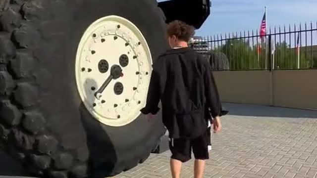 World’s biggest HUMMER👀