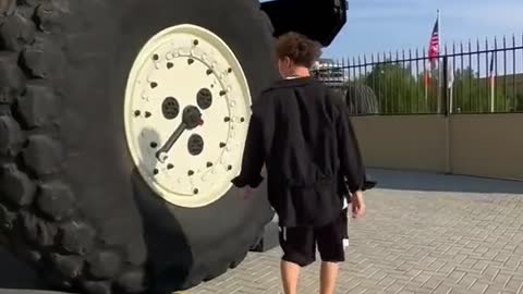 World’s biggest HUMMER👀