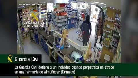 La Guardia Civil detiene a un individuo cuando perpetraba un atraco en una farmacia de Almuñécar