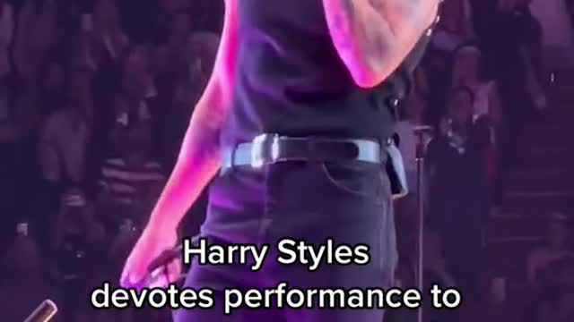 Harry Styles devotes performance to Olivia Newton John