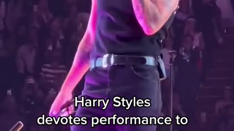 Harry Styles devotes performance to Olivia Newton John
