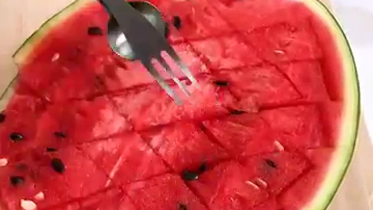 There are many ways to eat watermelon with this watermelon knife #Watermelon cutting method