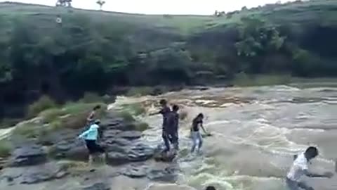 sudden flood in river man couldnot escape from flood (Watch full video)