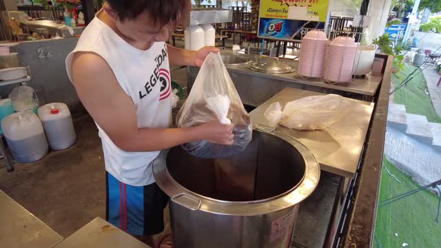 StreetFood - Most Popular Beef & Pork Soup Served By This Beautiful Lady