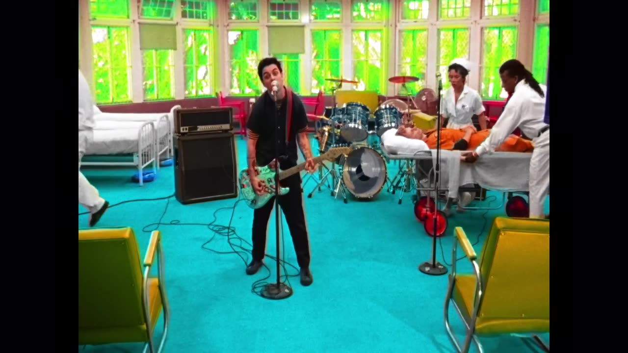 Green Day - Basket Case [Official Music Video]