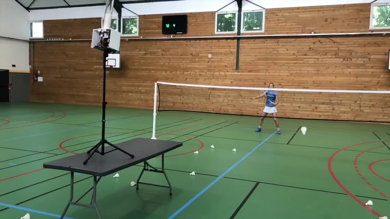 Badminton training with shuttlecock feeder machine - smash defense