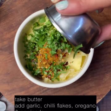 "Garlic Bliss in Bite-Size: An Irresistibly Easy Mini Garlic Bread Recipe"