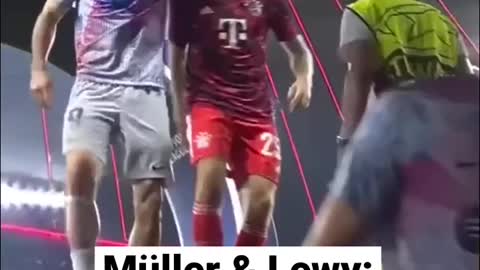 So wurde Lewandowski beim FC Bayern begrüßt 👀