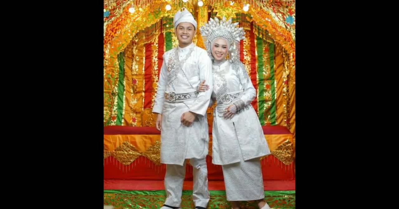 Indonesian Riau Archipelago traditional clothes