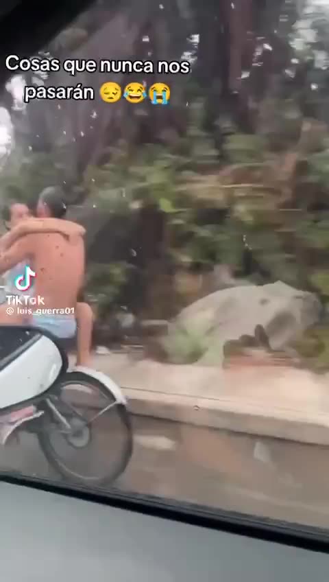 Pareja “amorosa” en una bicicleta en Cartagena causa furor en redes