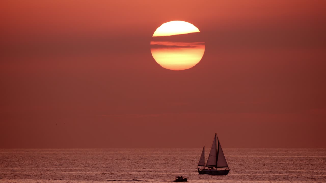 the-horizon-in-the-sea-while-a-sailboat