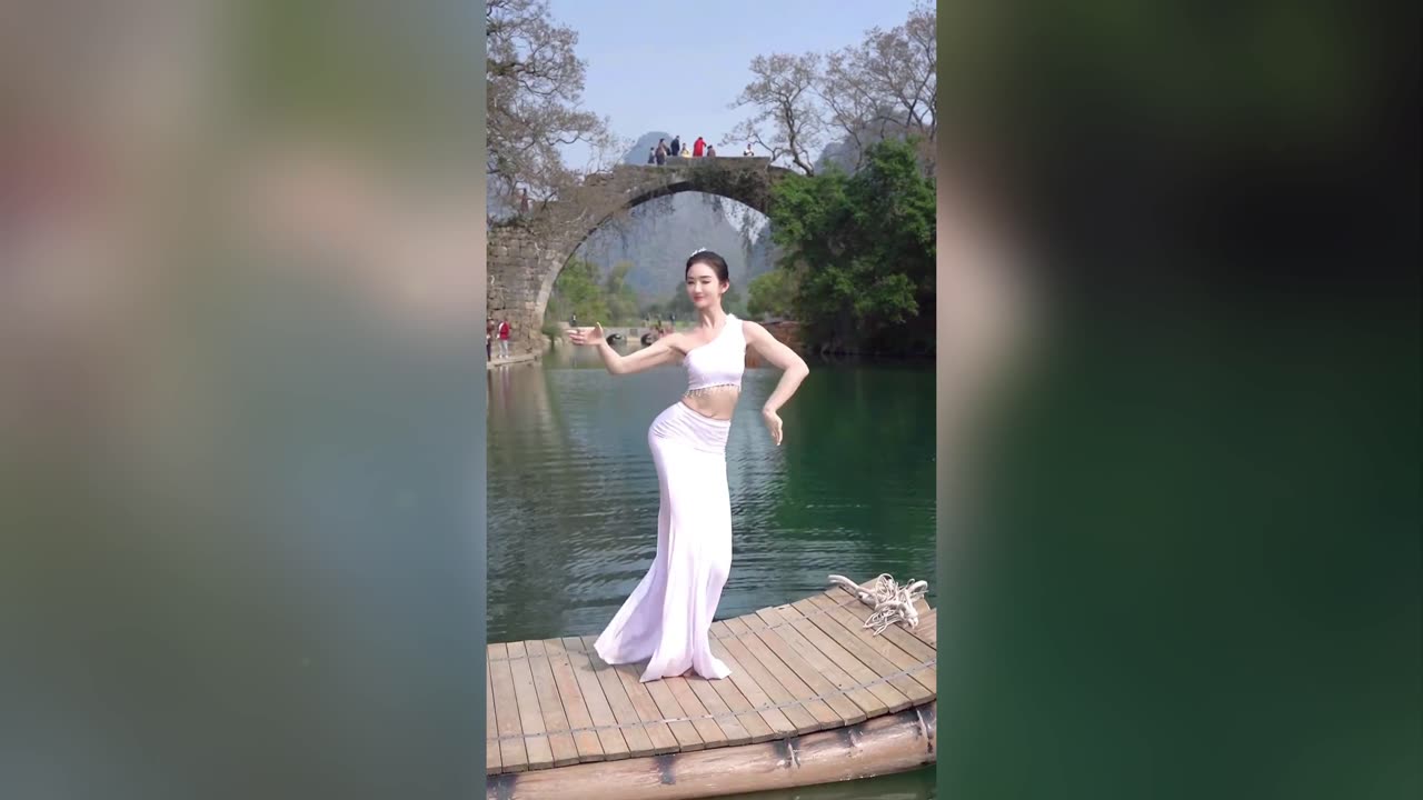The beautiful girl is dancing, performing Chinese dance