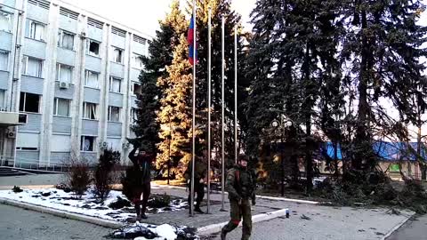 In Volnovakha, liberated from neo-Nazis, the flag of the DPR is raised