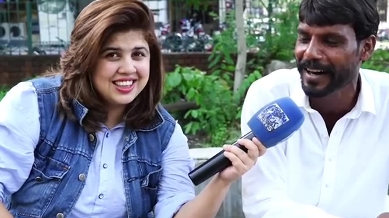 Viral video of saraiki street singer Interview