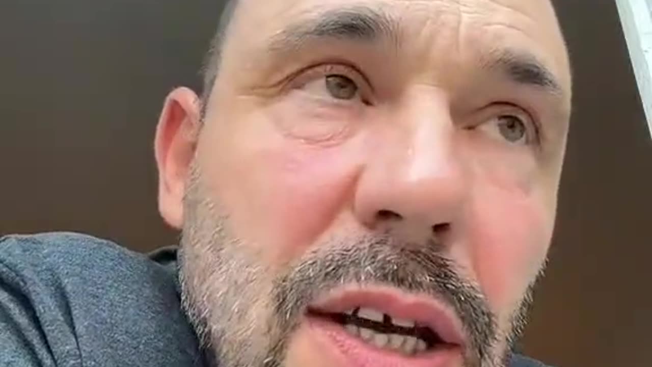 Freddy ne mâche pas ses mots et s'inquiète des limites du gouvernement