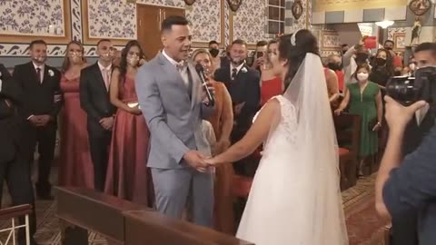 Noivo faz uma linda homenagem cantando Aleluia para sua noiva!