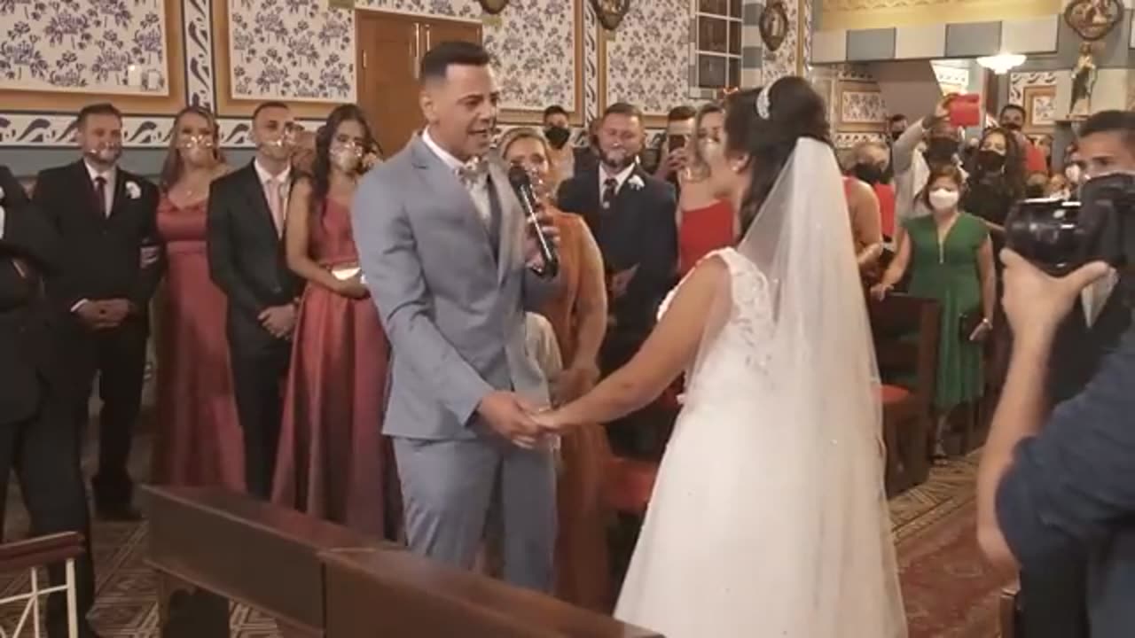 Noivo faz uma linda homenagem cantando Aleluia para sua noiva!