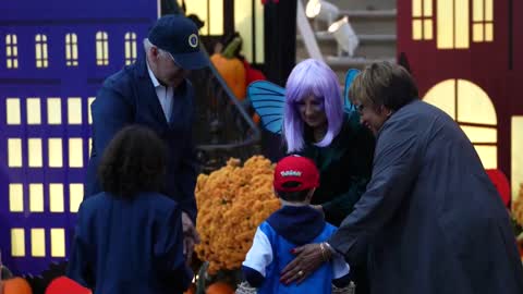 Biden y su esposa reciben a decenas de niños en la Casa Blanca en Halloween