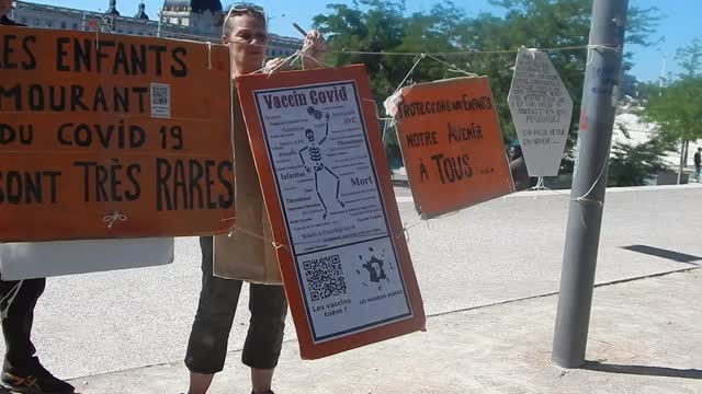 Les Masques Blancs Lyon Sitting Mort apres Injection le 28 mai