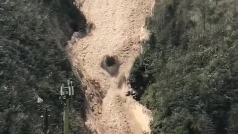Dangerous avalance caught on camera