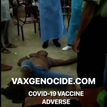 תופעת לוואי חיסון קורנה במרכז החיסונים גרם לאדם ליפול לרצפה עם כאבי לב קיצוניים וקשיי נשימה