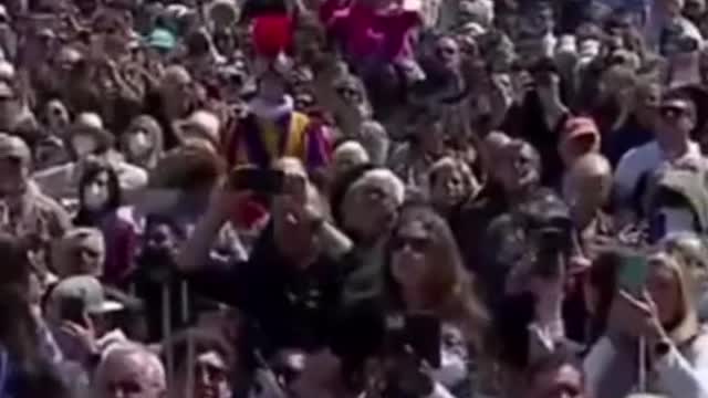 Pope Francis condemns war in Ukraine during Easter speech