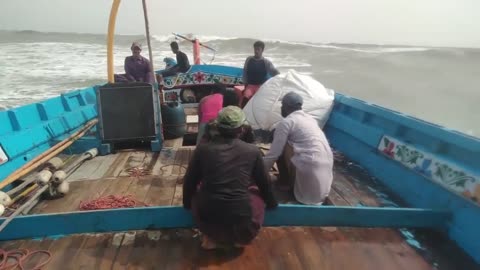 Fishermen in Dangerous Waves _ Ibrahim Hyderi ( Peraath Season ).mp4