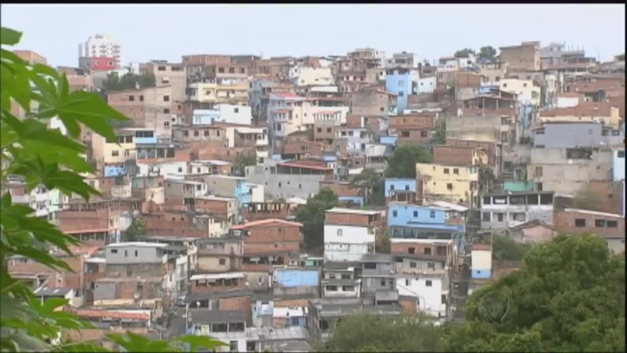 Criminosos exibem armas pesadas e assustam comunidade na BA