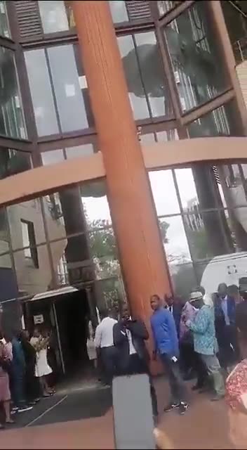 니제르 주재 프랑스 대사에게 '도둑,도둑,도둑' 이라 외치는 시민들.