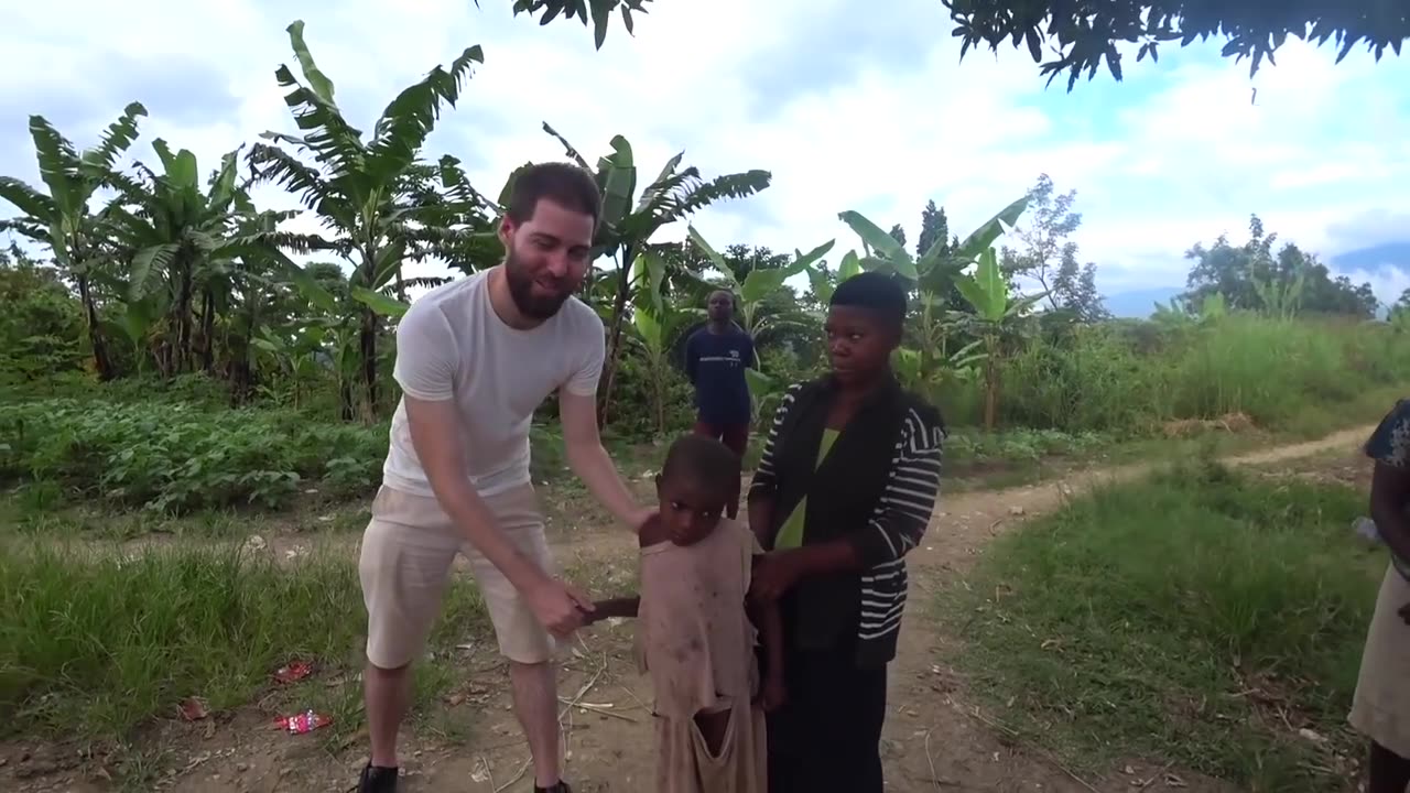 African kid sees for the first time a White guy,kid think that he is a Gost