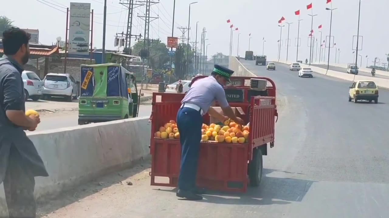 محنتی اللہ کا دوست ھے تو ہم کیسے خیال نہیں رکینگےخیبر پختونخواہ پولیس آپکے دوست آپکے محافظ