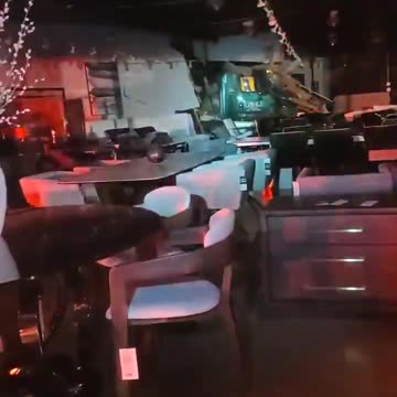 🚨BREAKING:Semi-Truck Crash Into Building I Woodland Hills