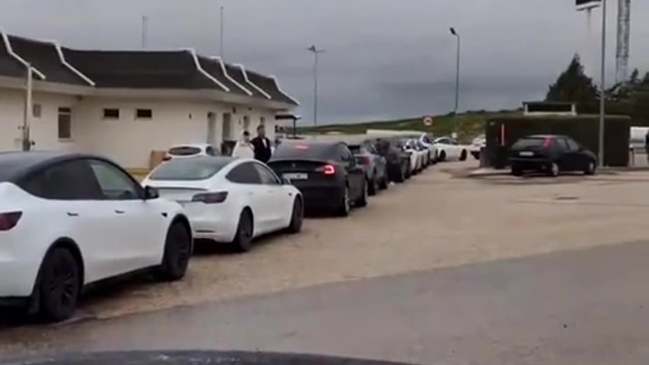 Electric Car Owners Forced To Wait In A Queue For More Than 2 Hours