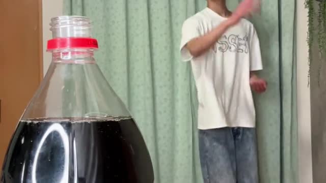 Mentos Cola Challenge! I wonder how many hours it took... (2)