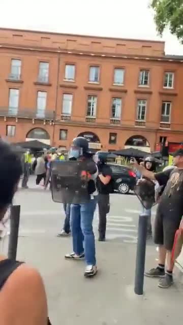 Affrontements à Toulouse entre policier et manifestant anti pass sanitaire