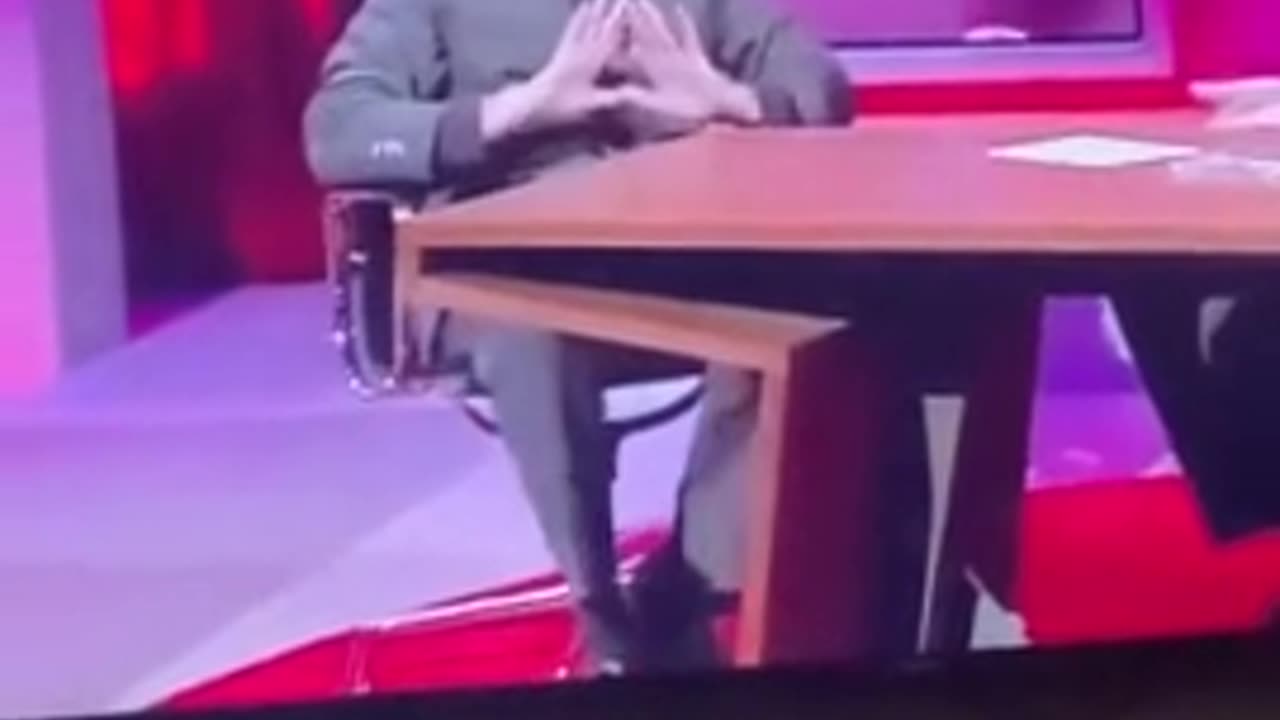 Τι δείχνει εδώ με τα χέρια του ο Paul McCartney των Beatles;; Τα συμπεράσματα δικά σας......