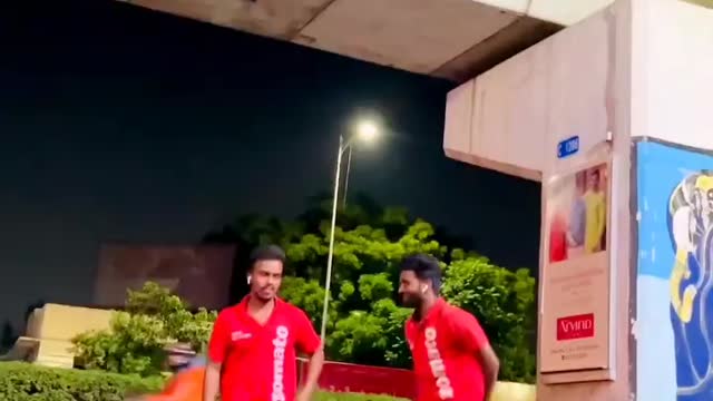 Zamato delivery boy dance ni road ''India"