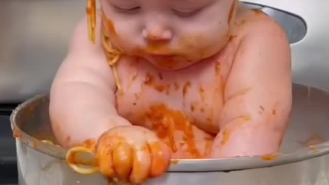 Cute baby eating 🤣🤣🤣🥰