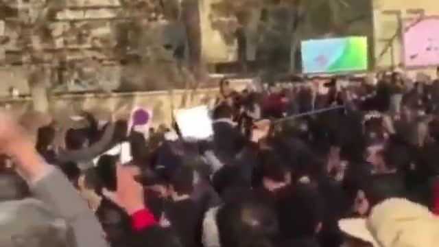 Thousands throng Tehran funeral of key moderate Rafsanjani