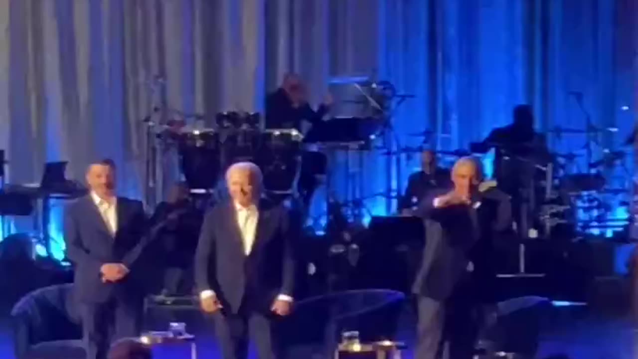 🇺🇸 Barak Obama Helps Confused President Joe Biden Leave the Stage