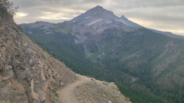 Oregon – Walking Along Very Steep Ridgeline with BEAUTIFUL Mountain Views