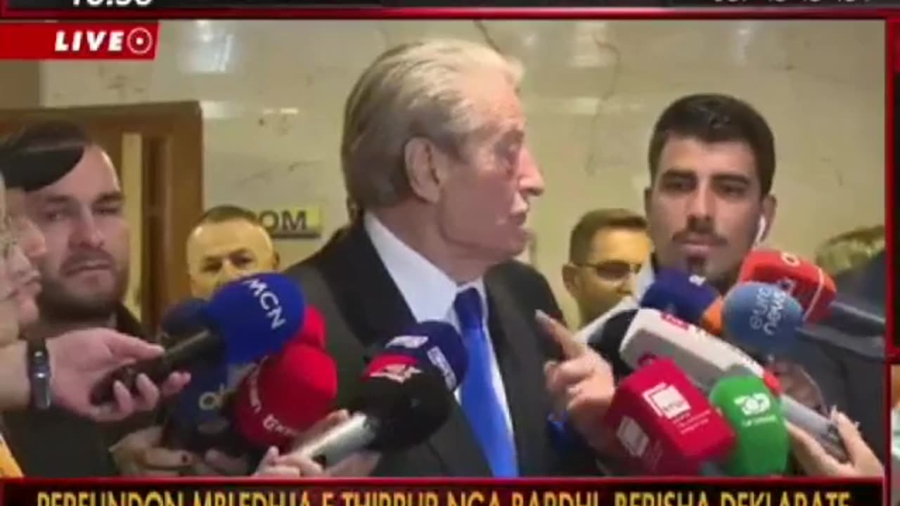 Ish-kryeministri Berisha jep nje interviste te shkurter pas takimit me Gazment Bardhin...