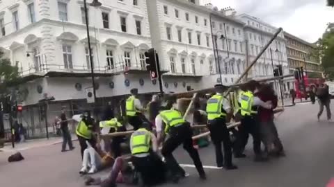 This happened out side the sciencemuseum in London yesterday_1