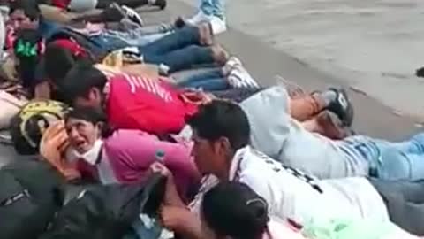 Polícia invade a Universidade de San Marcos, em Lima, para desalojar os manifestantes.