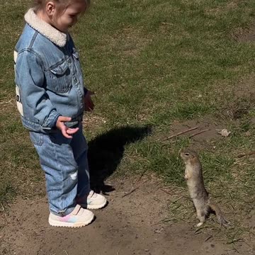 I think she that know everyone 😹😹