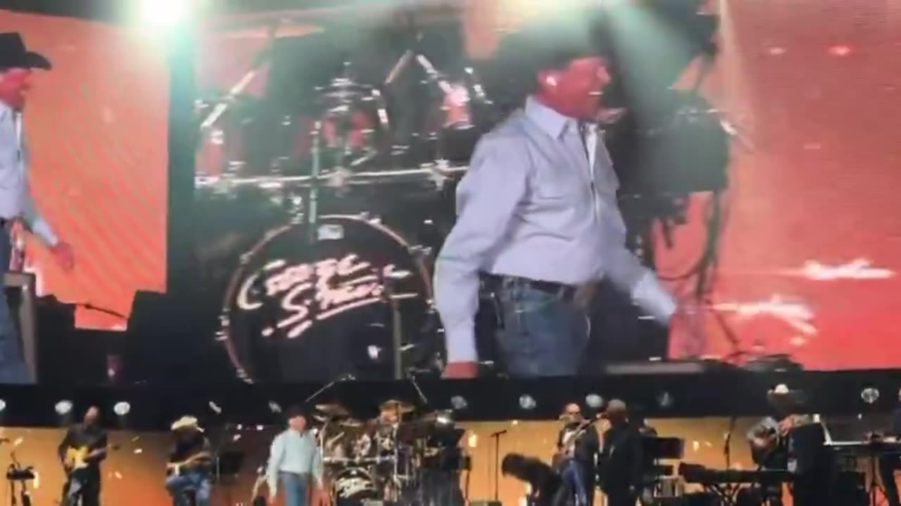 Country superstar George Strait did the Trump dance on stage in Las Vegas.