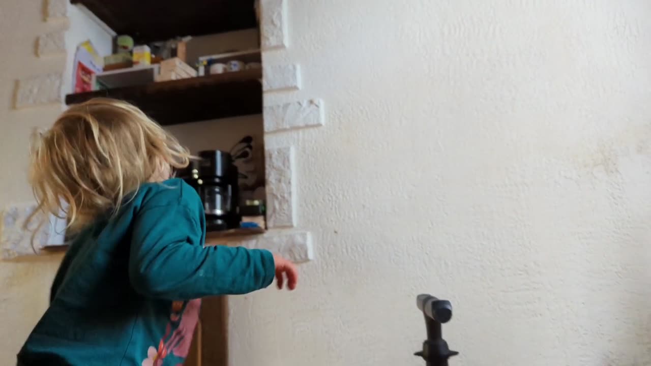 2023-05-05 (6) - Elina et le ballon - Twitch Triskelina (clip)