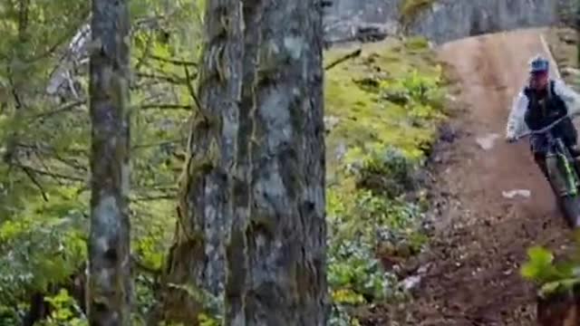 Immersive rapid descent#mountainbikes #extremecycling